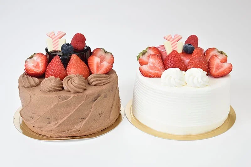 果実を飾ったデコレーションケーキ