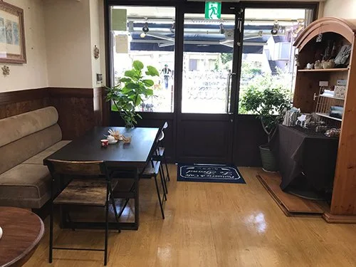菓子を仕上げるパティシエの手元